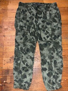 Anthropologie  Women’s Olive & Charcoal Camo Straight-Leg Joggers - Size L
